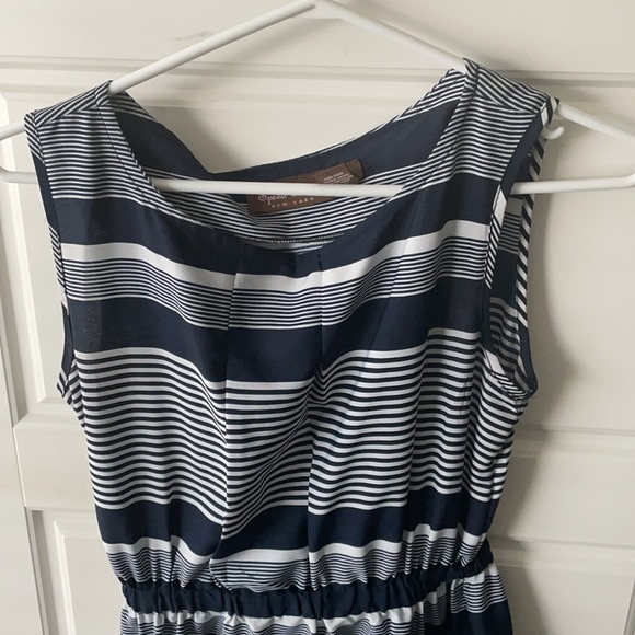 Navy and white striped dress with zipper pockets - Picture 2 of 3